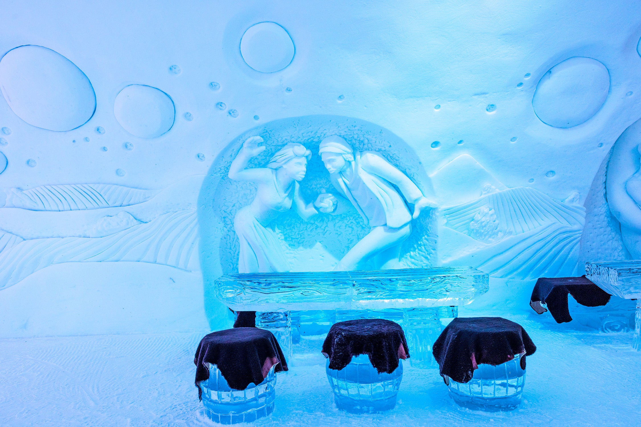 Ice Hotel Bar and Table